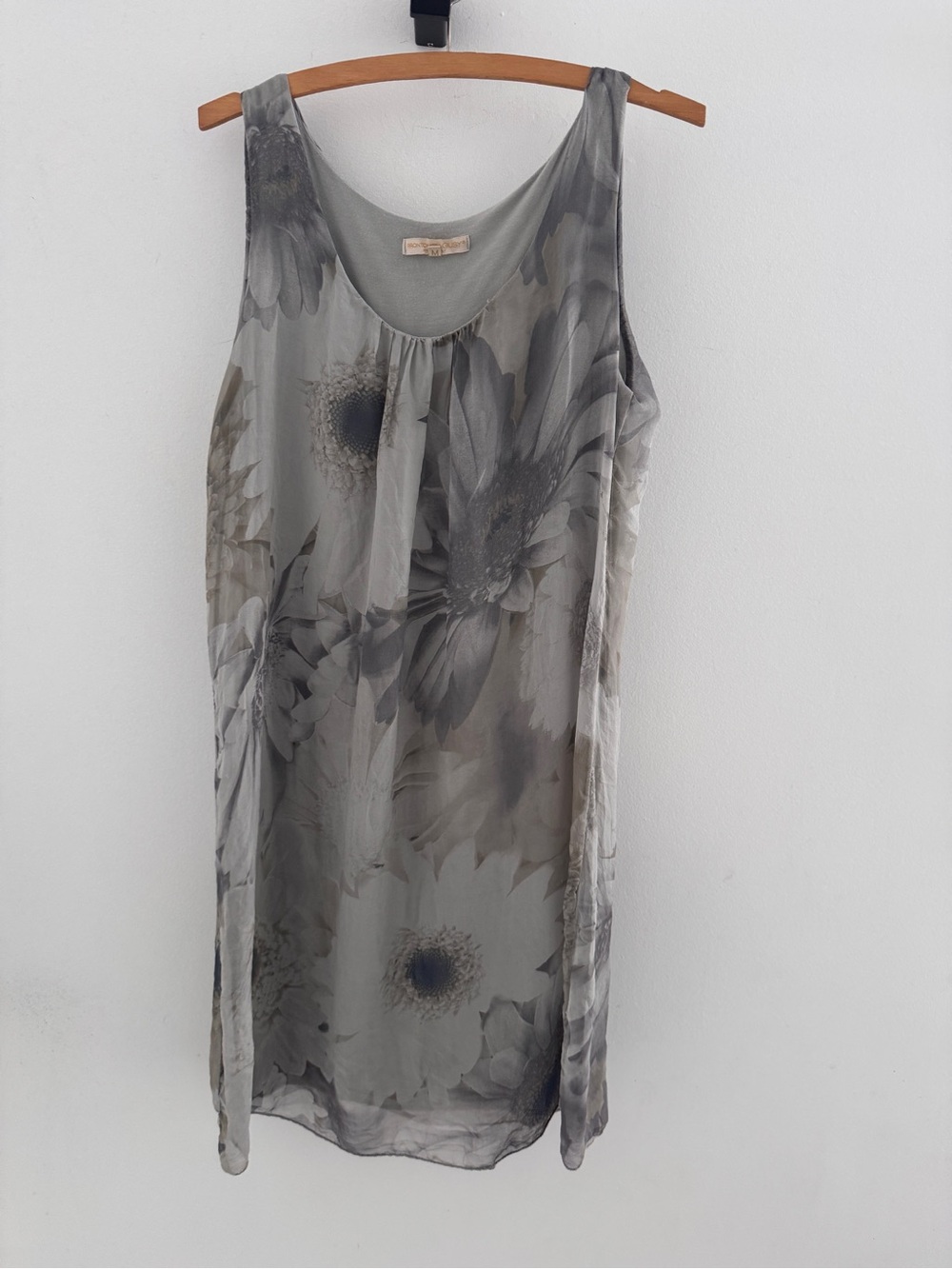 Silk Sleeveless Floral dress in Gray size medium